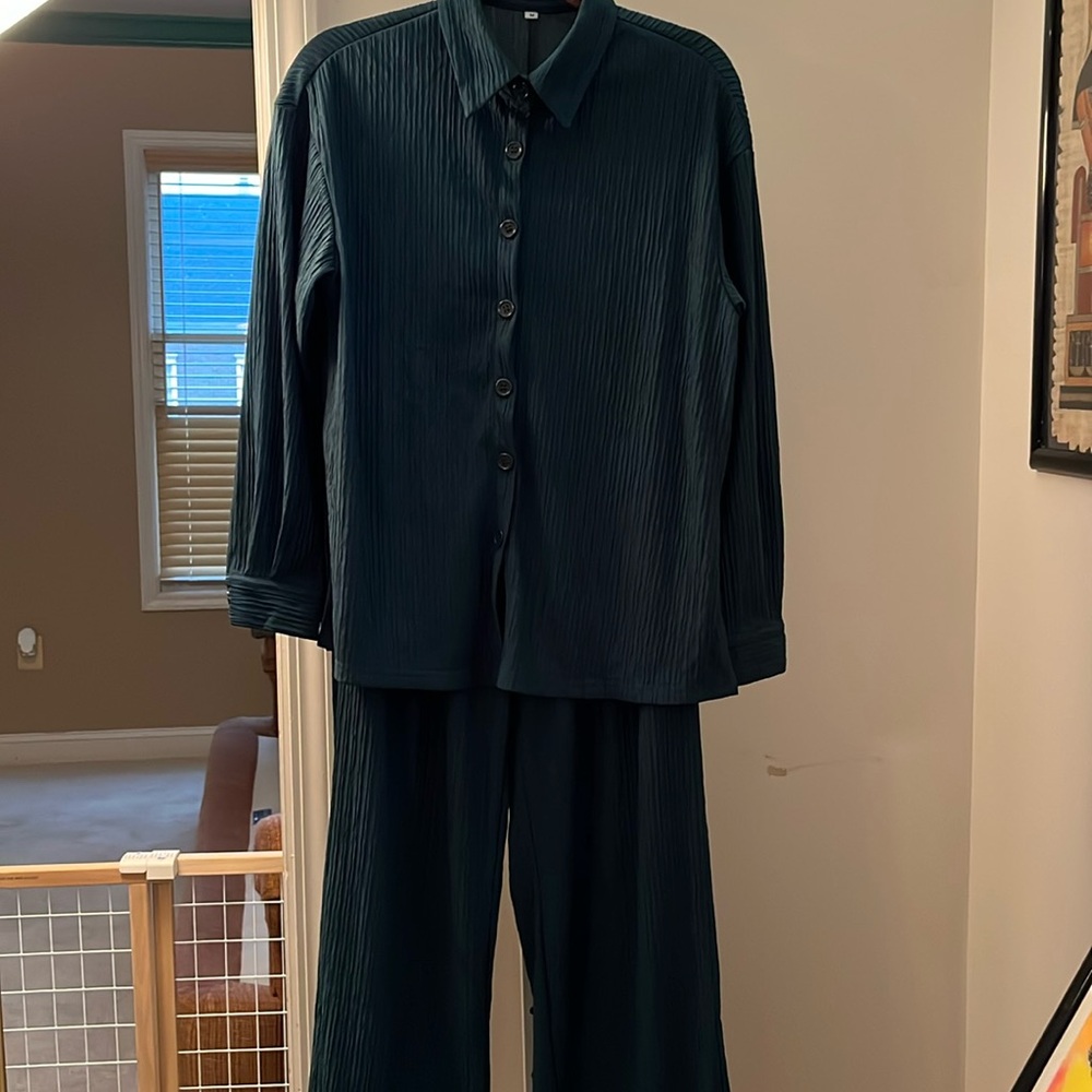 DARK GREEN LADIES RIBBED PANTS SET. SIZE MEDIUM